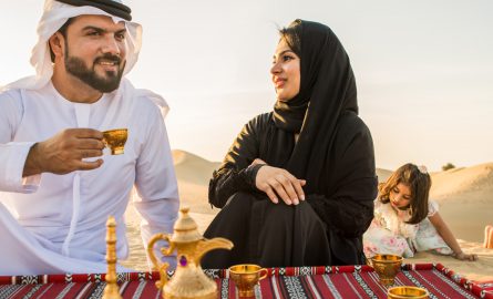 Arabisches Paar in der Wüste Dubais