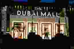 Eingang der Dubai Mall bei Nacht