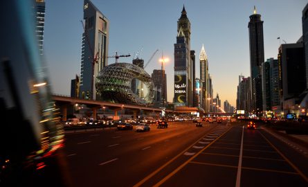 Die Sheikh Zayed Road bei einer Bustour am Abend
