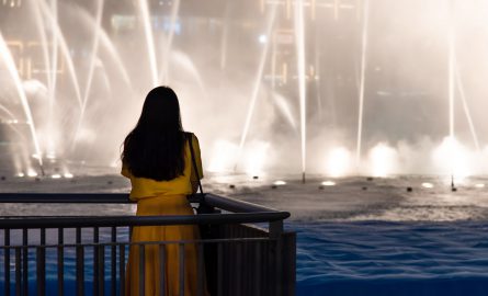 Frau vor der Dubai Fountain am Burj Khalifa