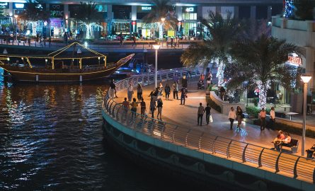 Der Dubai Marina Walk bei Nacht